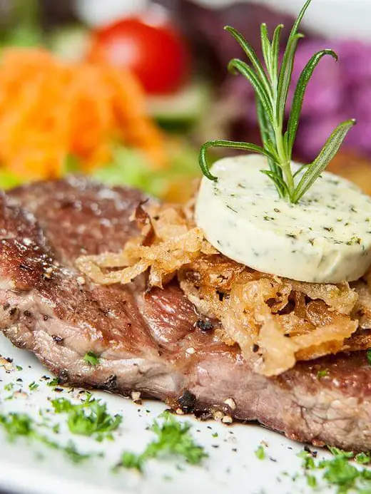 Steak mit Kräuterbutter und Rosmarin